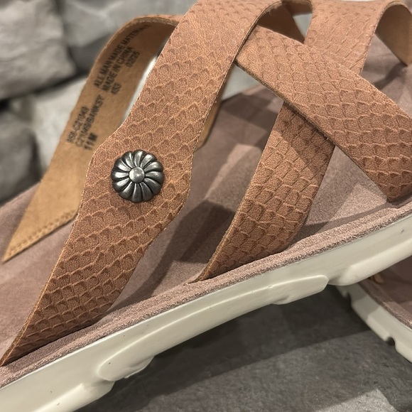 Cliffs Banksy by White Mountain crisscross, treaded outsole light,flexible thong - Picture 3 of 10